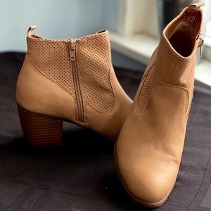 White Mountain Grace Ankle Boot Size 8 cream